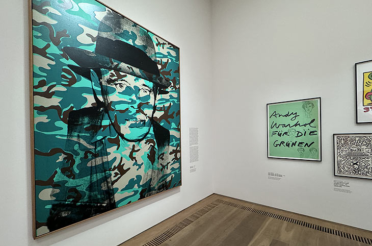 Joseph Beuys , aber auch ein Plakat für die Grünen bei der Ausstellung "Andy Warhol & Keith Haring. Party of Life" vom 28. Juni 2024 bis 26. Januar 2025 im Untergeschoss des Museum Brandhorst (©Foto: Martin Schmitz) 